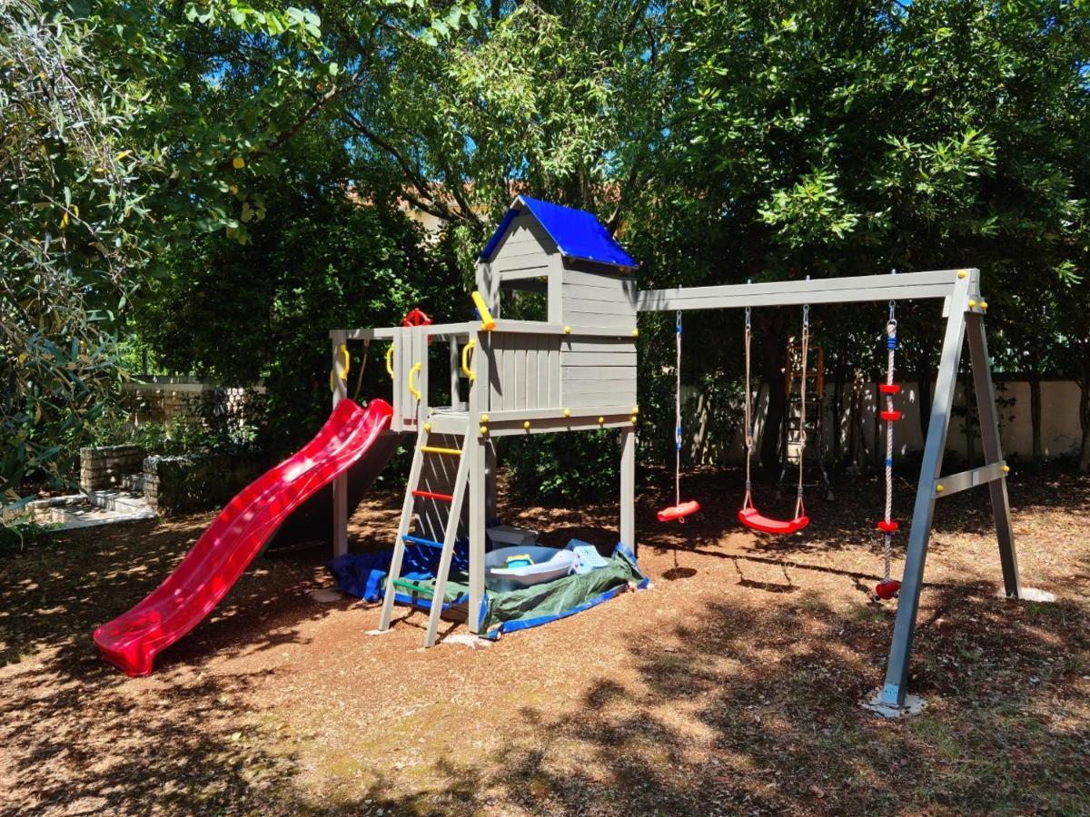 Villa Rosa With Yard And Children'S Playground Tar-Vabriga Extérieur photo