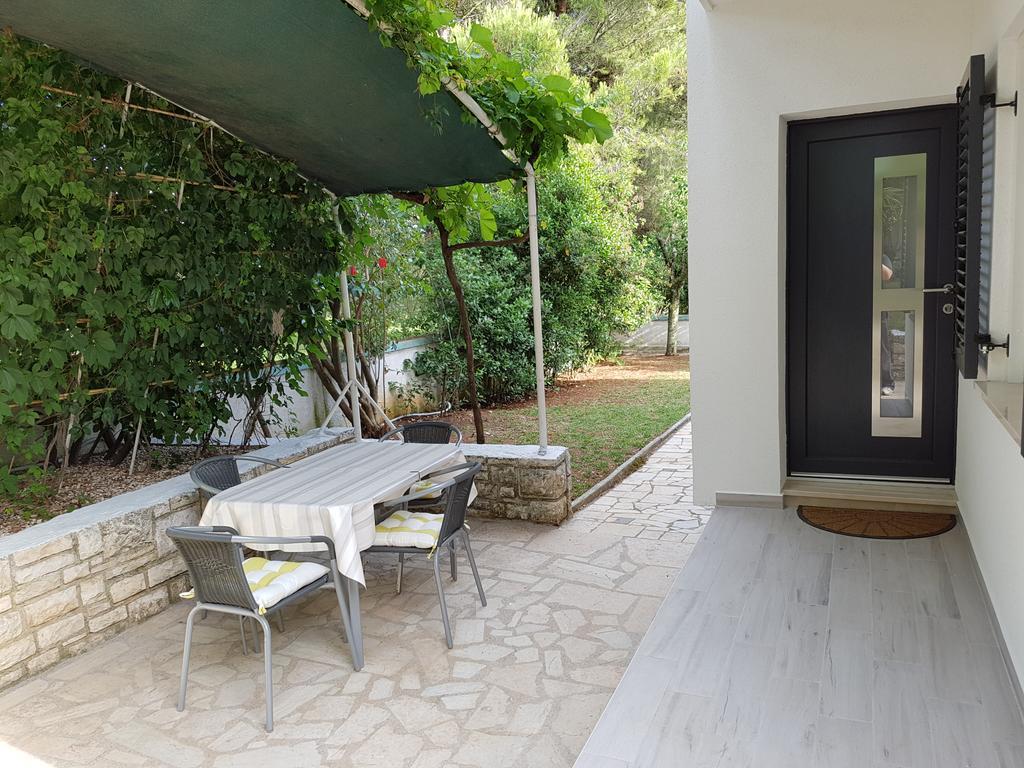 Villa Rosa With Yard And Children'S Playground Tar-Vabriga Extérieur photo