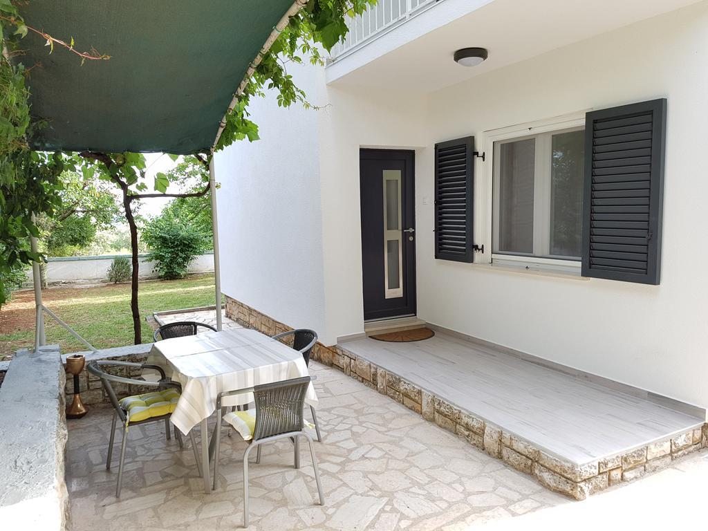 Villa Rosa With Yard And Children'S Playground Tar-Vabriga Extérieur photo