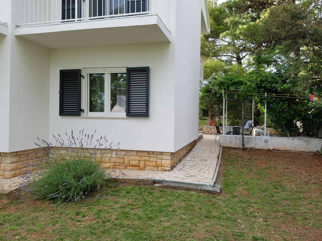 Villa Rosa With Yard And Children'S Playground Tar-Vabriga Extérieur photo