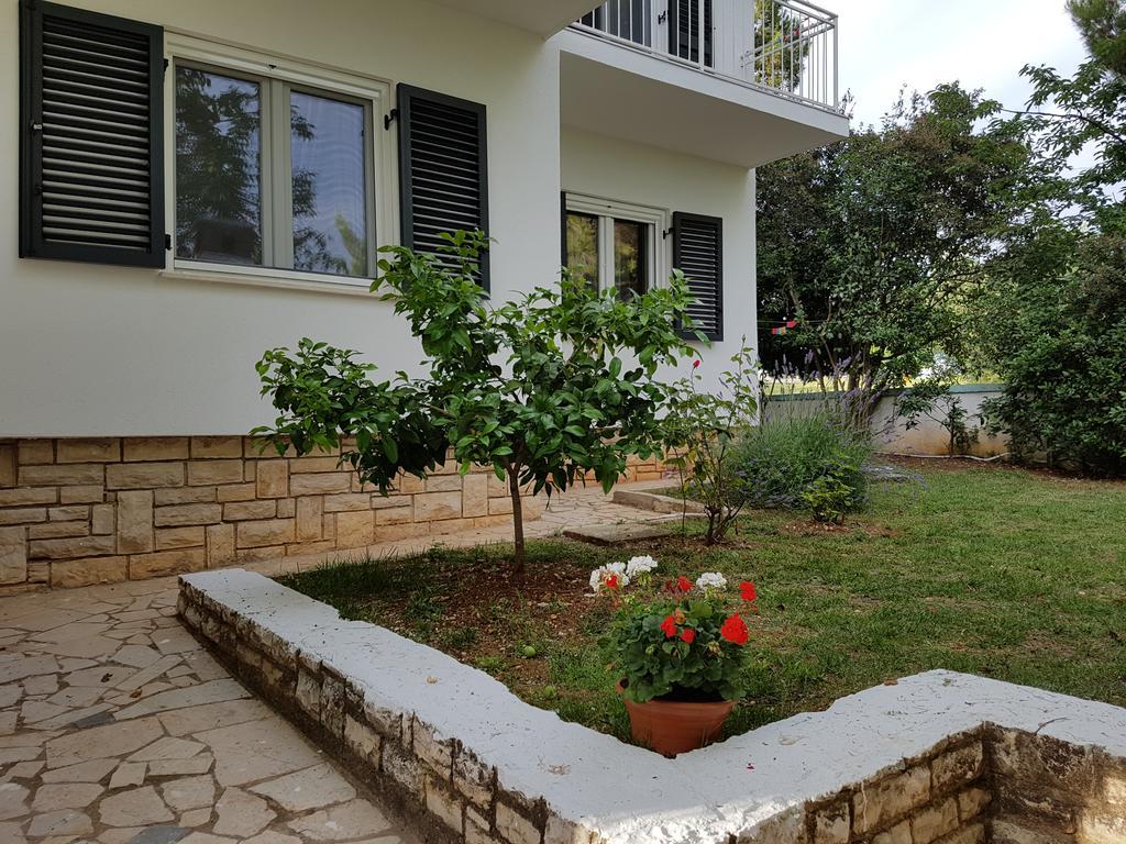 Villa Rosa With Yard And Children'S Playground Tar-Vabriga Extérieur photo